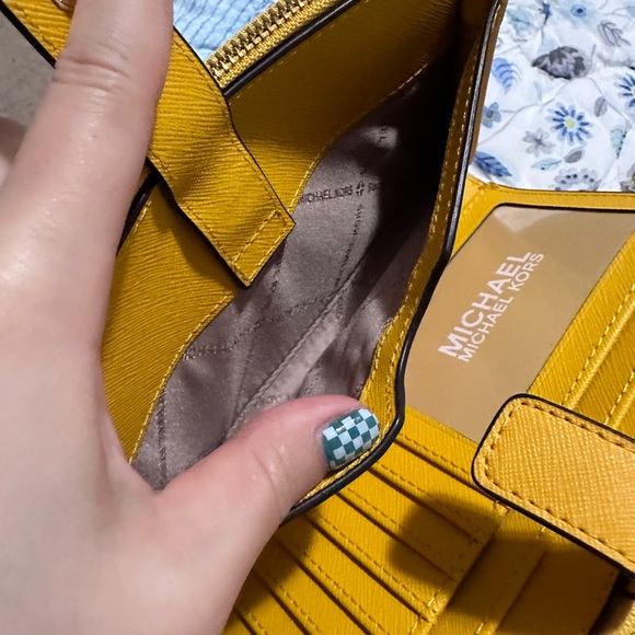 Michael Kors Travel Jet Set Tech Wallet - Picture 2 of 11